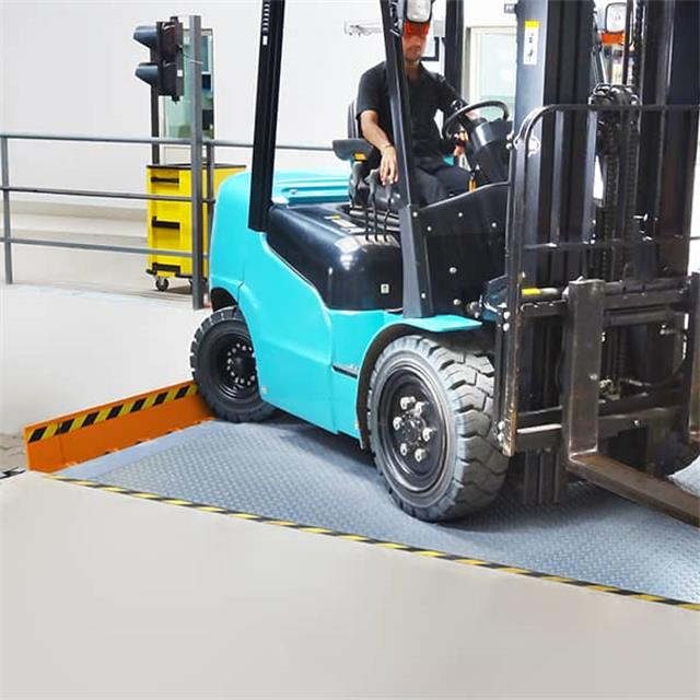 Forklift Roll off Barrier Lip Dock Leveler